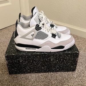 Jordan 4 “Military Black”